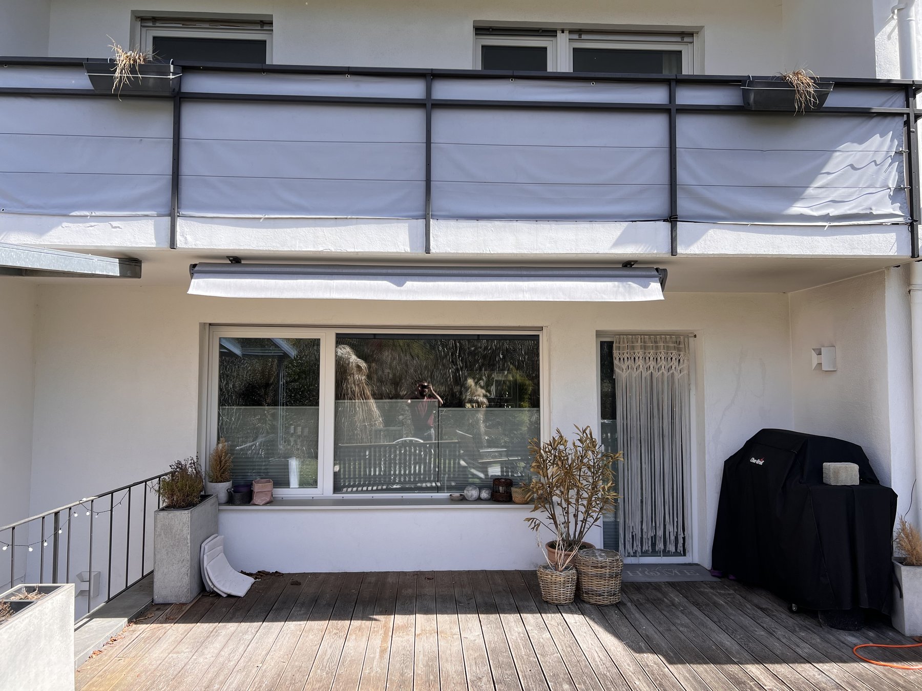 Markise ausgefahren mit Fenstersystem – Allgäu